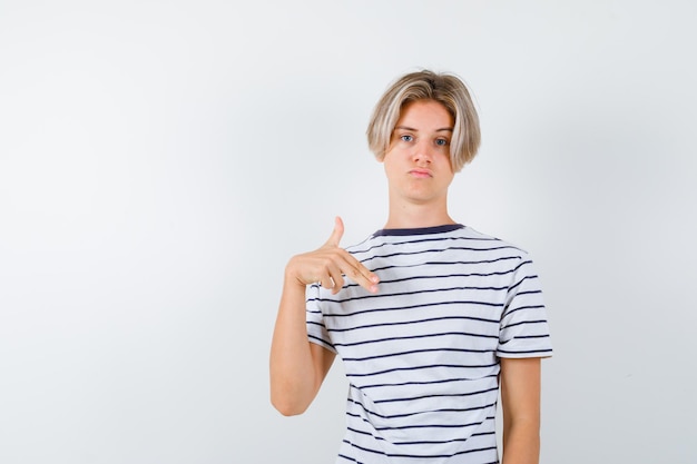 Hübscher Teenager in einem gestreiften T-Shirt