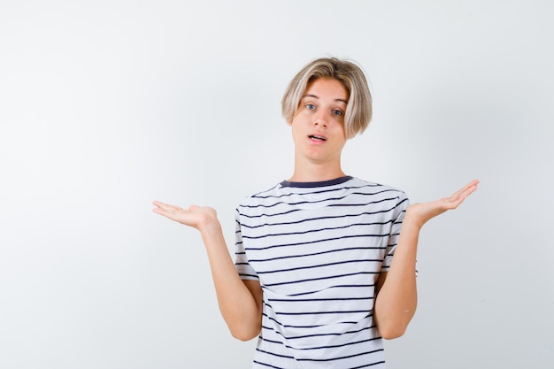 Hübscher Teenager in einem gestreiften T-Shirt