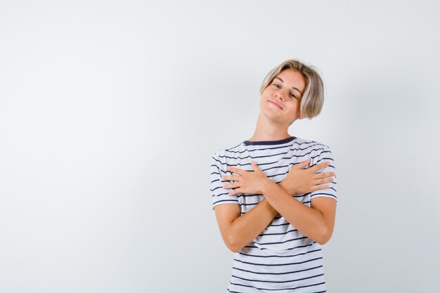 Hübscher Teenager in einem gestreiften T-Shirt