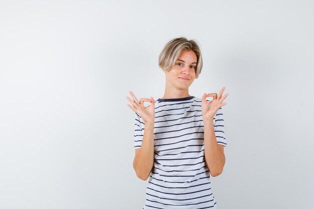 Hübscher Teenager in einem gestreiften T-Shirt