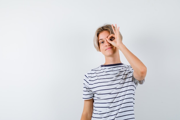 Hübscher Teenager in einem gestreiften T-Shirt