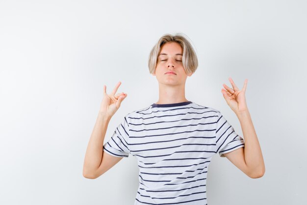 Hübscher Teenager in einem gestreiften T-Shirt