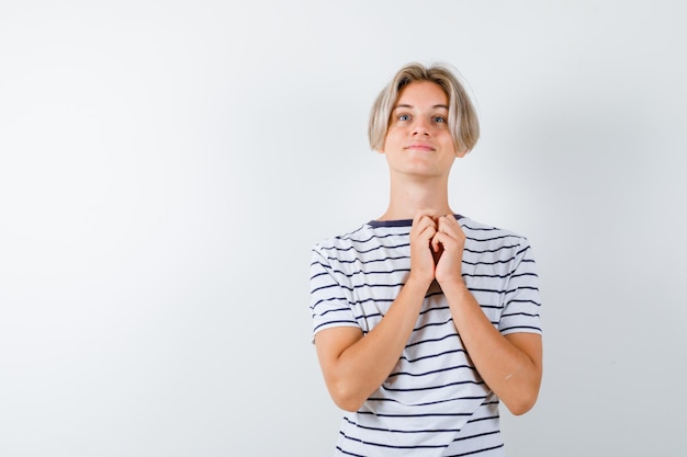 Hübscher Teenager in einem gestreiften T-Shirt