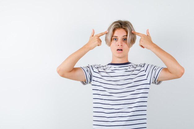 Hübscher Teenager in einem gestreiften T-Shirt