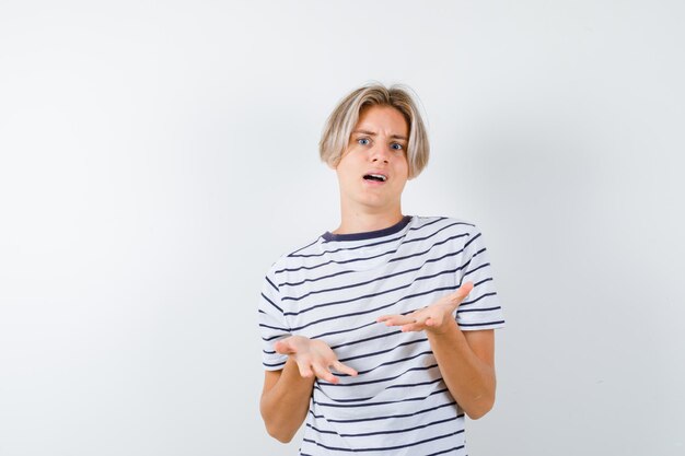 Hübscher Teenager in einem gestreiften T-Shirt