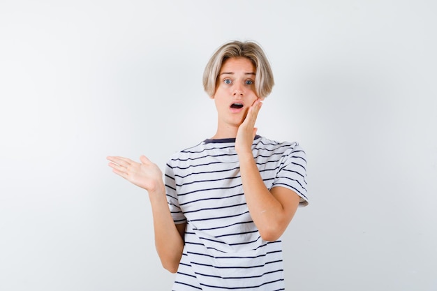 Hübscher Teenager in einem gestreiften T-Shirt