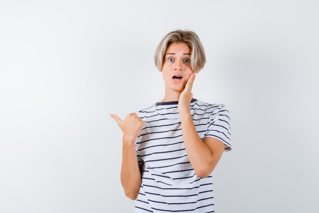 Hübscher Teenager in einem gestreiften T-Shirt