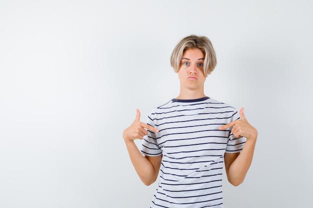 Kostenloses Foto hübscher teenager in einem gestreiften t-shirt