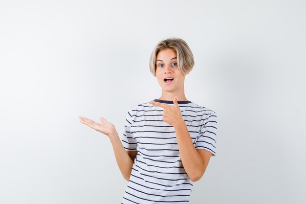 Hübscher Teenager in einem gestreiften T-Shirt