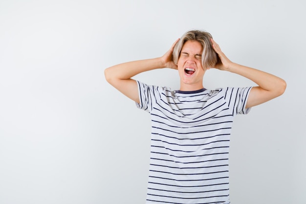 Kostenloses Foto hübscher teenager in einem gestreiften t-shirt