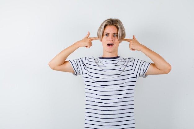 Hübscher Teenager in einem gestreiften T-Shirt