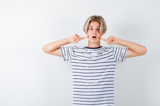 Kostenloses Foto hübscher teenager in einem gestreiften t-shirt