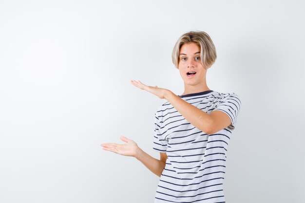 Hübscher Teenager in einem gestreiften T-Shirt