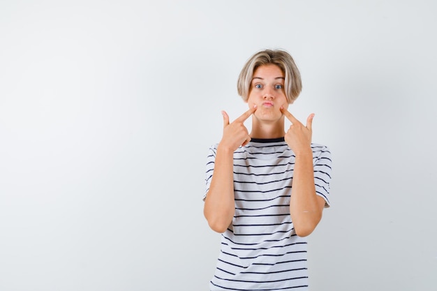 Hübscher Teenager in einem gestreiften T-Shirt