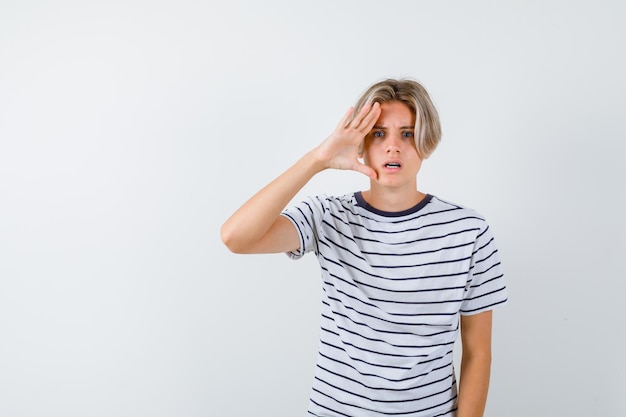 Hübscher Teenager in einem gestreiften T-Shirt