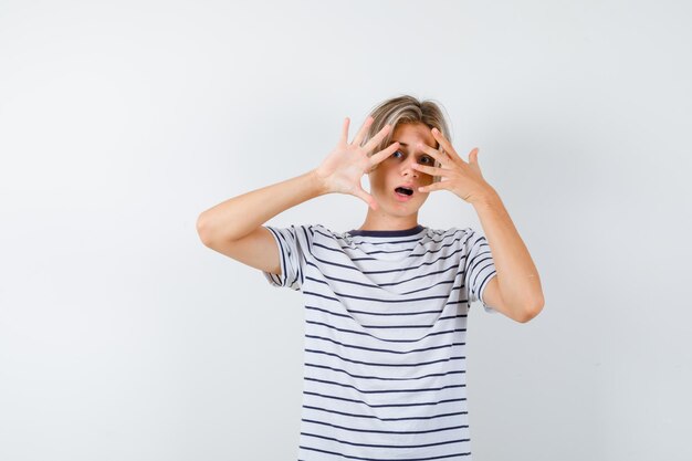 Hübscher Teenager in einem gestreiften T-Shirt