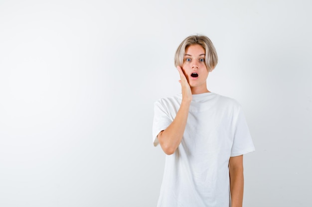 Hübscher Teenager in einem weißen T-Shirt