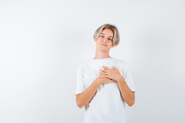 Hübscher Teenager in einem weißen T-Shirt