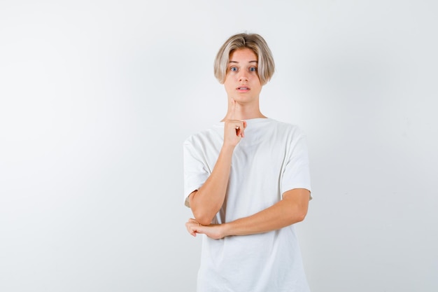 Kostenloses Foto hübscher teenager in einem weißen t-shirt