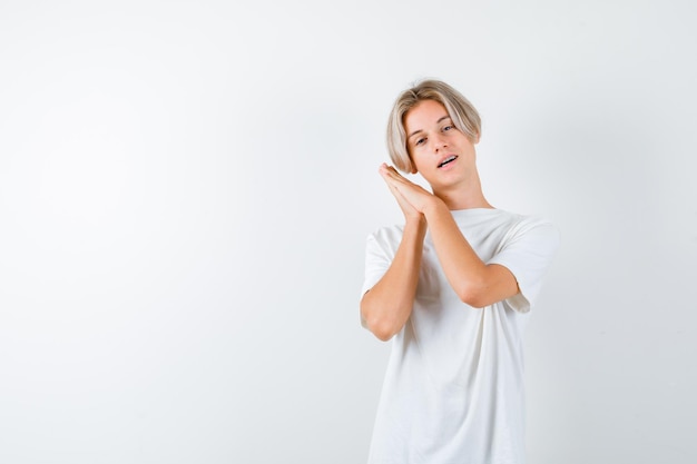 Hübscher Teenager in einem weißen T-Shirt