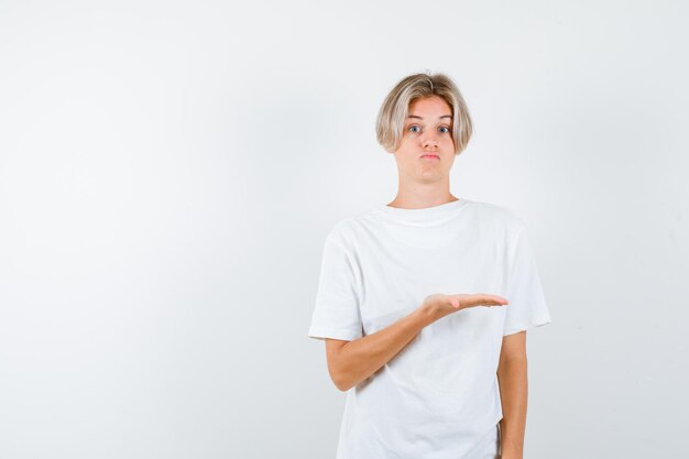 Hübscher Teenager in einem weißen T-Shirt