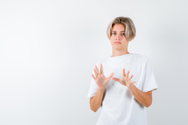 Hübscher Teenager in einem weißen T-Shirt