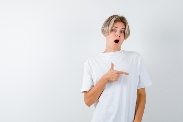 Hübscher Teenager in einem weißen T-Shirt