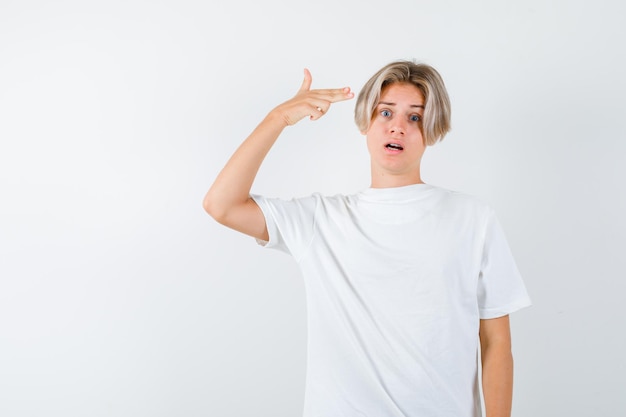 Hübscher Teenager in einem weißen T-Shirt