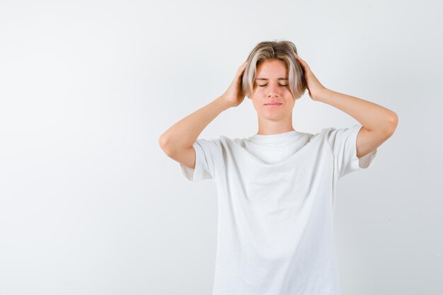 Hübscher Teenager in einem weißen T-Shirt