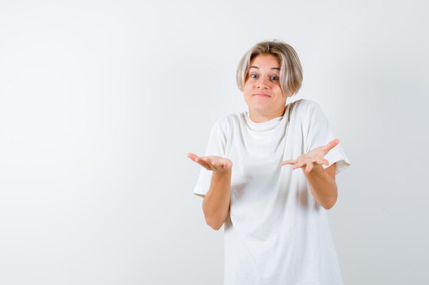 Hübscher Teenager in einem weißen T-Shirt