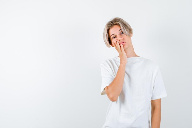 Hübscher Teenager in einem weißen T-Shirt