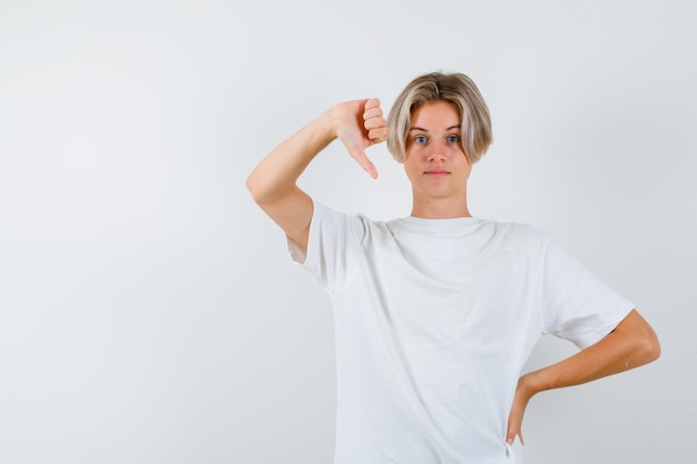 Hübscher Teenager in einem weißen T-Shirt