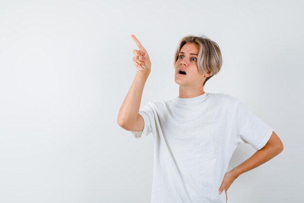 Hübscher Teenager in einem weißen T-Shirt