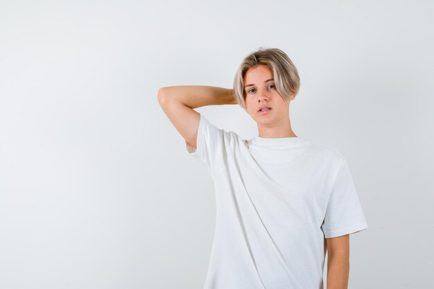 Hübscher Teenager in einem weißen T-Shirt