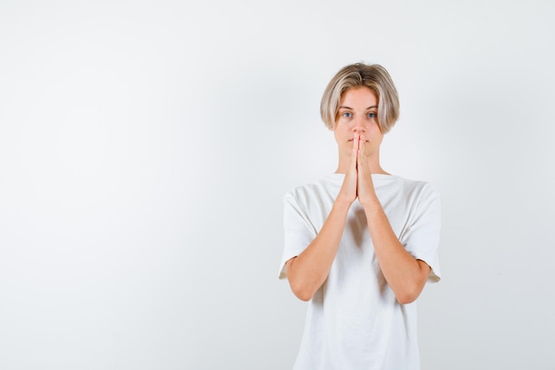 Hübscher Teenager in einem weißen T-Shirt