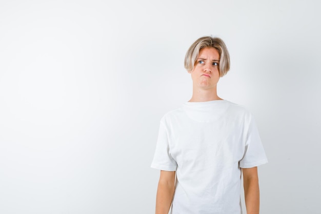 Hübscher Teenager in einem weißen T-Shirt