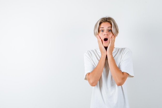 Hübscher Teenager in einem weißen T-Shirt