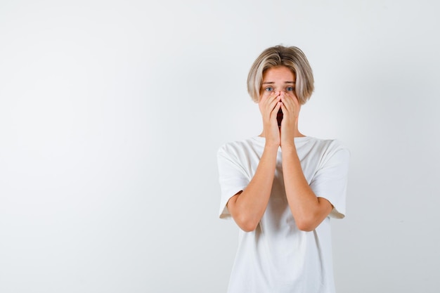 Hübscher Teenager in einem weißen T-Shirt