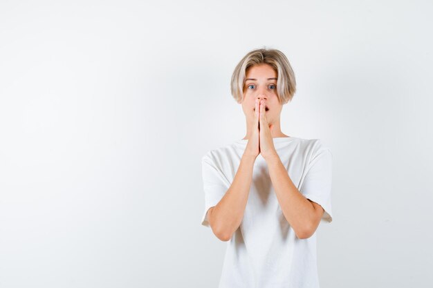 Hübscher Teenager in einem weißen T-Shirt