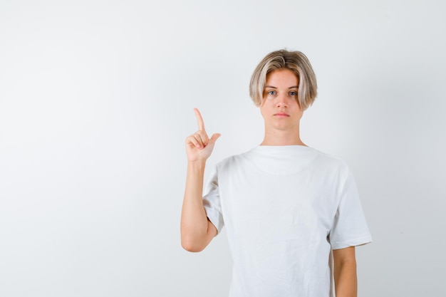 Kostenloses Foto hübscher teenager in einem weißen t-shirt