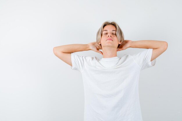 Hübscher Teenager in einem weißen T-Shirt