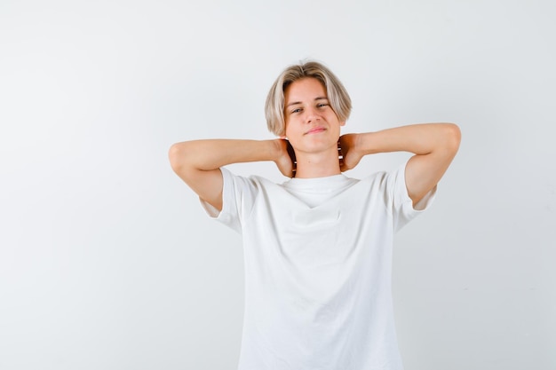 Hübscher Teenager in einem weißen T-Shirt