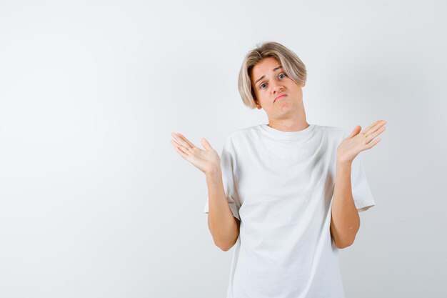 Hübscher Teenager in einem weißen T-Shirt