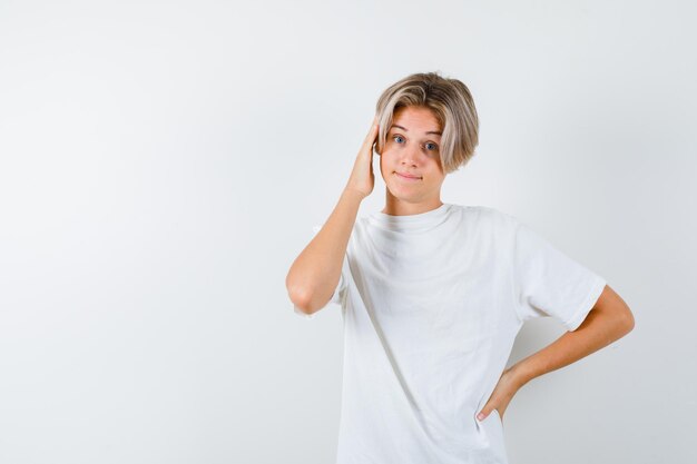 Hübscher Teenager in einem weißen T-Shirt