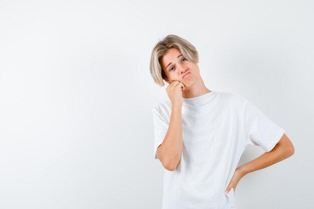 Hübscher Teenager in einem weißen T-Shirt