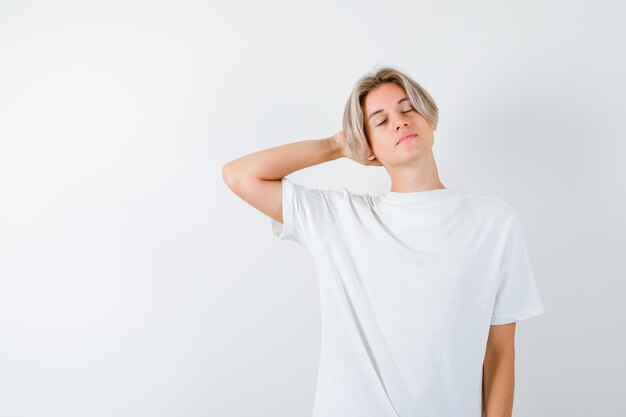 Hübscher Teenager in einem weißen T-Shirt