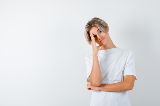 Hübscher Teenager in einem weißen T-Shirt