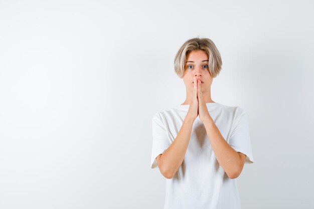 Hübscher Teenager in einem weißen T-Shirt