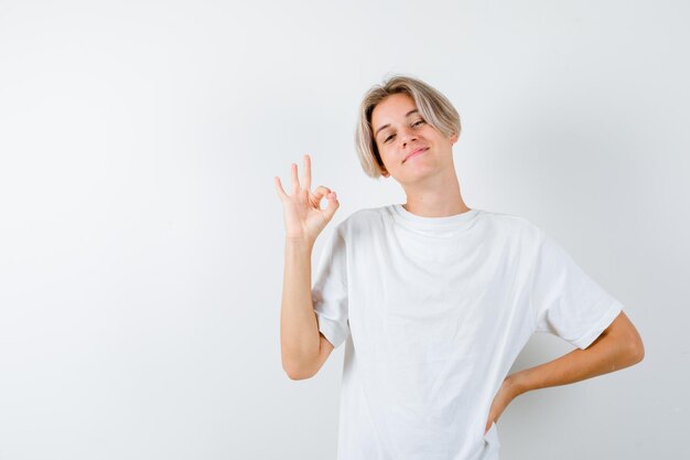 Hübscher Teenager in einem weißen T-Shirt