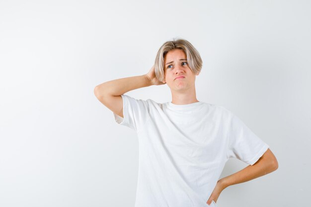 Hübscher teenager in einem weißen t-shirt